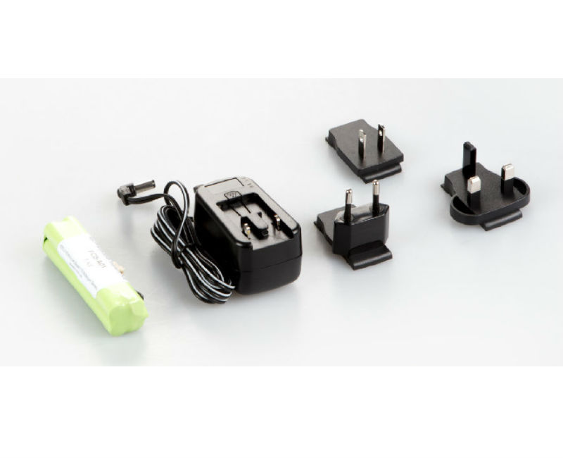 Photo d'un accu et d'un adaptateur secteur YKA-03N