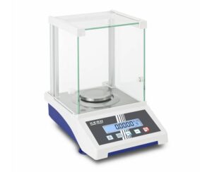 Photo d'une balance d'analyse KERN AXS vu de face