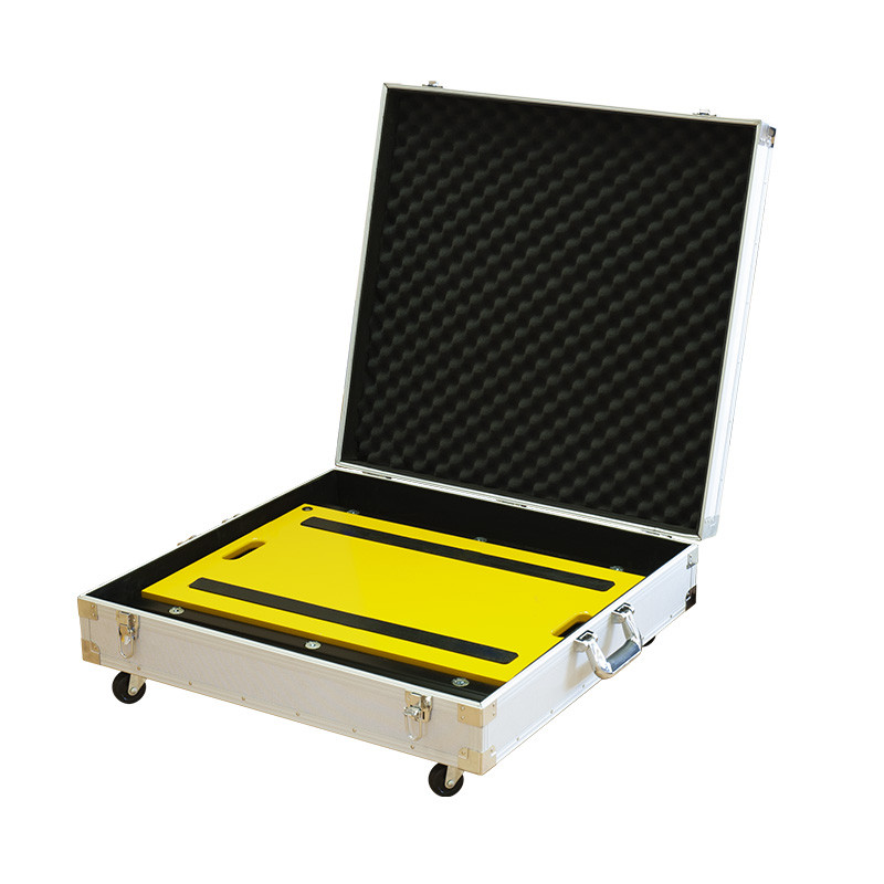 photo d'une plateforme de pèse essieu dans une valise à roulettes